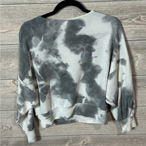 Skies are Blue Soft White & Gray Tie Dye Oversized Crop Sweatshirt Size Medium - Picture 4 of 9